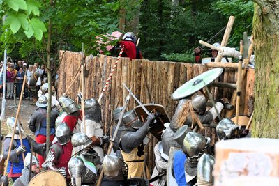 An der Palisade ging es ganz schön haarig zu. Oben die Getreuen von Novum Forum, unten die Wettiner um Moritz den Einäugigen und seine Verbündeten.