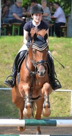 Manuela Meyer trat mit Smiling Snoopy in drei verschiedenen Prüfungen beim Turnier in Neukirchen an. Am Ende verbuchte die Reiterin des RSV Altmittweida einen 10., 16. und 20. Platz. 