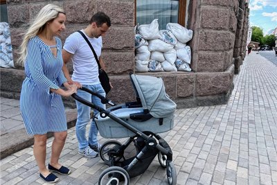Der erste Spaziergang mit dem Kinderwagen ist wunderschön, aber auch beängstigend, weil die Sirenen gehen und viele Gebäude mit Sandsäcken gesichert sind.