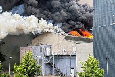 Am Freitagabend ist ein Großbrand in der Gießerei an der Schönherrstraße ausgebrochen. 