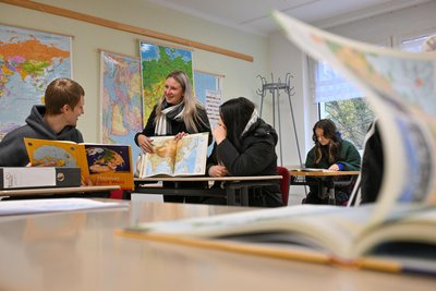Auch die Vorbereitung auf einen Schulabschluss ist in der Produktionsschule für einige Teilnehmer möglich. Im Bild: Lehrerin Alina Steiner.
