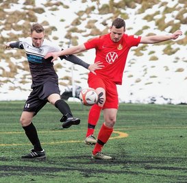 Ballett auf Kunstrasen: Der Gelenauer Michael Apfelstädt (l.) und Eric Andre Kliem vom FC Ehrenfriedersdorf nahezu im Gleichklang. 