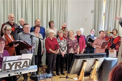 Der Chor Lyra aus Zethau beim Auftritt in Loket. 