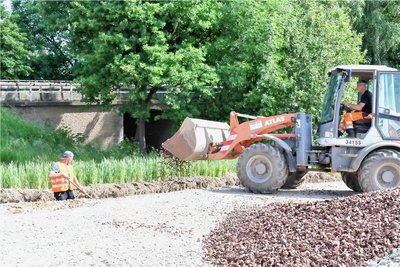 An der B 173 von Freiberg nach Oberschöna wird bei Kleinschirma die Drainage der Behelfsstraße eingebaut.