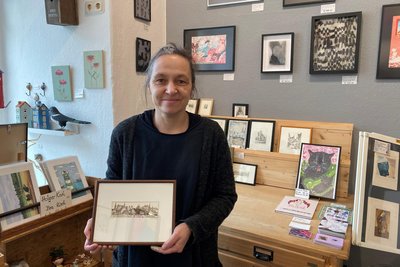 Katrin Steinert hat in ihrer Galerie Koch am Freiberger Obermarkt auch Werke mit Freiberg-Motiven, so beispielsweise Bea Kochs Radierung „Universitätsstadt Freiberg“.