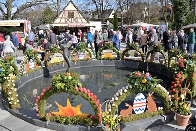 Der geschmückte Brunnen bot eine schöne Kulisse.
