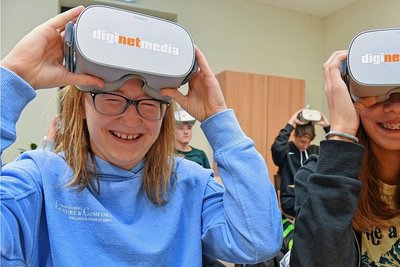 Eintauchen per Datenbrille in die virtuelle Welt der Jobangebote von 15 Unternehmen: Auch dies machte der 4. Berufsorientierungstag an der Oberschule Rechenberg-Bienenmühle möglich. Alison Ralle (l.) und Julie Fischer macht diese Exkursion sichtlich Spaß. 