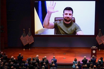 Per Videoschalte spricht der ukrainische Präsident Wolodymyr Selenskyj an die Mitglieder des US-Kongresses in Washington. Nach der Rede gab es stehende Ovationen für ihn. 