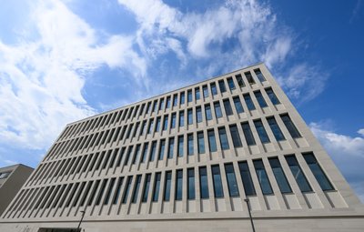 Das KTI ist zentraler Dienstleister für alle Ermittlungen der Landespolizei. Rund 120 Mitarbeiter erforschen im Auftrag von Polizei, Gerichten und Staatsanwaltschaften Hintergründe von Straftaten, außerdem helfen sie, Täter zu ermitteln und zu überführen und Tatabläufe von Diebstahl bis zu Mord zu rekonstruieren.