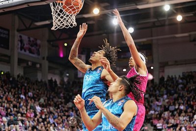 Sie gaben alles beim Tabellenführer: Die Basketballer der Niners Chemnitz um Kevin Yebo (links) und Nelson Weidemann verloren am Ende aber dennoch mit 73:80.