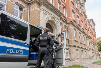 Bisher sind 100 Einsatzkräfte im Fall der Morddrohungen gegen Lehrer des Gymnasiums Auerbach involviert.