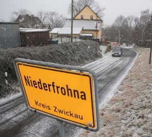 Die Tauschaer Straße in Niederfrohna - im Bild der Abschnitt zwischen Ortsausgang von Niederfrohna und Buswendeschleife - soll in diesem Jahr erneuert werden. 