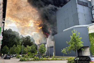 Die benachbarten Büros der Schönherrfabrik mussten evakuiert werden. 