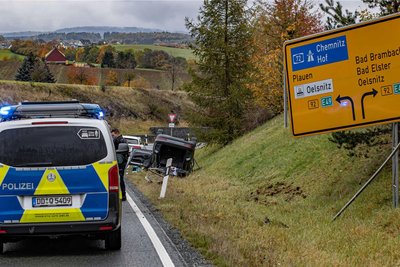 Ein 74-Jähriger ist am Freitag mit seinem Audi auf der Kreuzung B 92/S311 bei Oelsnitz verunglückt.