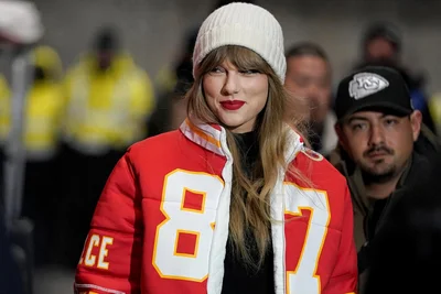 Taylor Swift trägt eine Jacke mit der Nummer ihres Freundes Travis Kelce.