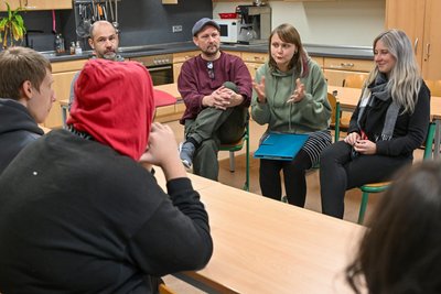 Morgenkreis mit Sozialarbeiterin Alexa Stephan (Mitte). Sie sagt: „Es gibt keinen Ersatz für die Produktionsschule.“
