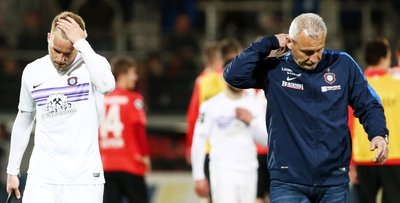 Martin Männel Martin Männel - Zwei Gesten, eine Meinung. Aues Pascal Köpke und Trainer Pavel Dotchev sind nach dem Abpfiff enttäuscht.