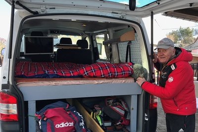 Werner Nauber hat einen Transporter für seine Zwecke umgebaut. Vieles passt rein - Skiausrüstung natürlich, aber auch Liege, Heizung, herausziehbare Materialkiste, Fernseher, Kochgelegenheit... Für die Soloreise nach Schweden ist der Sehmaer mit seinem umfangreich bestückten Gefährt für alle möglichen Eventualitäten gerüstet.