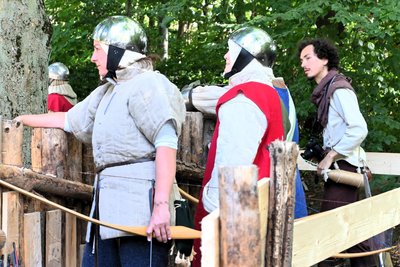 Bogenschützin Magdalena von Hirzperch (links) garnierte ihre Pfeile mit Küsschen und Worten.
