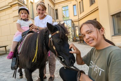 Mathea durfte auf dem Pony reiten, gesichert von Maren Wittig (r.) und Anne May.