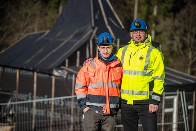 Lenny Brähne (l.) lernt bei der BTOe Bergbau- und Tiefbau GmbH Oelsnitz. Matthias Bösl als deren Geschäftsführer ist sein Chef.