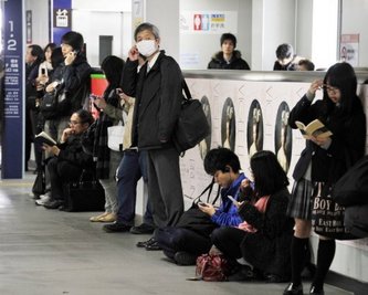 Viele Tage zeigten Fernsehbilder Japaner, die äußerlich ruhig und gefasst auf die apokalyptisch anmutenden Katastrophen in ihrem Land reagierten. Doch angesichts der drohenden Atomkatastrophe ist auch Tokio zu einer anderen Stadt geworden.