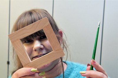 Jocy Gläser aus der 8. Klasse bastelt dekorativen Holz-Schmuck, der noch bemalt wird. Angeleitet wurde sie dabei von Fachleuten der Firma Wendt & Kühn Grünhainichen.