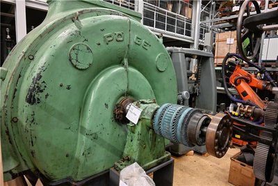 Diese 25 Tonnen schwere Maschine musste mit Spezialmaschinen ins Depot gebracht werden. 
