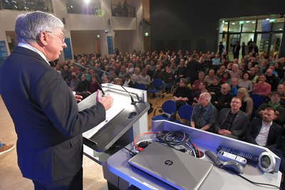 Die Veranstaltung, die Rektor Professor Klaus- Dieter Barbknecht (hier im Bild) zusammen Ralf Hron vom DGB Mittelsachsen moderierte, war wegen der großen Nachfrage in die Alte Mensa verlegt worden.