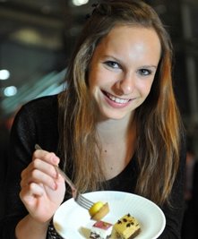 Kunstturnerin Sophie Scheder lässt sich das Dessert schmecken.