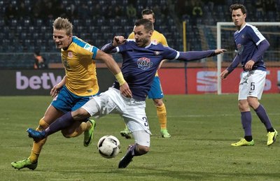 Braunschweigs Gustav Valsvik (links) und Aues Christian Tiffert kämpfen um den Ball.