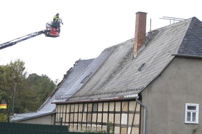 Der Notarzt kam am Tag des Brandes mit dem Hubschrauber nach Alt-Chrieschwitz. Der Schaden hielt sich in Grenzen. Die Feuerwehr konnte den Brand schnell löschen.