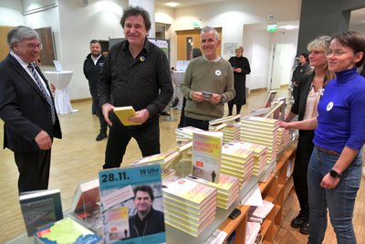 Im Anschluss gab es auch die Möglichkeit, sich Bücher von Kowalczuk signieren zu lassen.