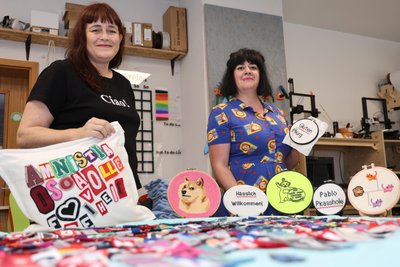 Nerea Lekuona (l.) und Edurne Herrán mit einigen ihrer Kunstwerke, die sie in der Woche geschaffen haben.