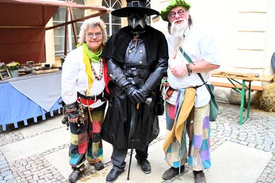 Ysa vom Klostergarten und Lupus von der Haydau, unterwegs als Spielleute Herzberg, ließen sich mit dem Seuchendoktor Justin fotografieren.