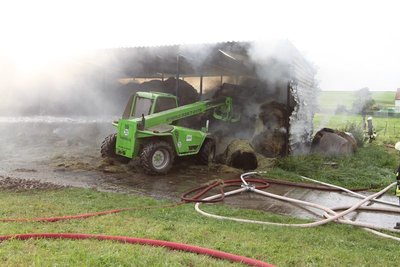 Mit schwerer Technik wurden Heuballen vom Gelände gebracht.