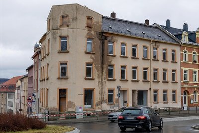 Das Gebäude Kaiserstraße 2 befindet sich direkt am Kreisel, an der Ecke Plauensche Straße. Wegen herabfallenden Putzes ist der Fußweg seit Heiligabend gesperrt. 
