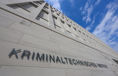 Sonne scheint bei der offiziellen Übergabe des neuen Kriminalwissenschaftlichen und -technischen Institut des LKA Sachsen auf das Gebäude. 