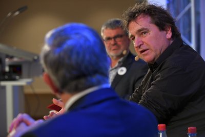 Die Fragen für Kowalczuk kamen von den Moderatoren Klaus- Dieter Barbknecht und Ralf Hron (im Hintergrund), aber auch direkt aus dem Publikum .