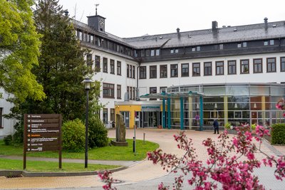 Im Kreisklinikum Obergöltzsch in Rodewisch hat sich die Anzahl der bestätigten Covid-19-Fälle seit Donnerstag mehr als verdoppelt.