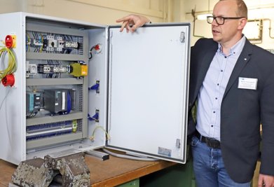 Schraubstock und Schaltkasten: Martin Ferkinghoff erläutert die unterschiedlichen Ausbildungsbereiche der Saxonia-Bildungsgemeinschaft Halsbrücke.