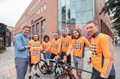 Ex-Radprofi Marcus Burghardt zeigt gemeinsam mit den Organisatoren Jens Olowek, Manja Seemann, Kai Winkler, Hagen Schatze, Anton Albrecht und Steffen Ullbricht (von links) das Trikot der diesjährigen Tour. 
