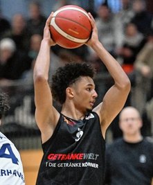 Alles an einem Wochenende in der Basketballstadt Chemnitz: Der Nachwuchs der Niners um Brendan Gregori (links) empfängt Alba Berlin, die Chemcats um die überragende Spielerin Myah Taylor (Mitte) haben Heimspiel in Liga zwei und die Niners II um Malte Ziegenhagen (rechts) haben Topspiel gegen Bayreuth. 