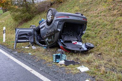 Die Straße war wegen Bergungsarbeiten zwei Stunden lang gesperrt.