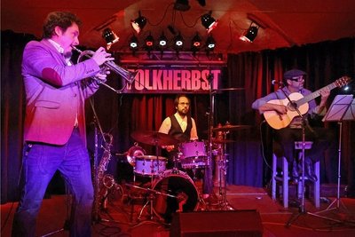 Die bayerisch-brasilianischen Multi-Instrumentalisten von Bavaschoro eröffneten den 29. Folkherbst. 