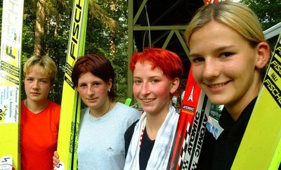 2002: Zu den Athletinnen der ersten Stunde beim 1. Internationalen Damenskispringen in Pöhla gehörten auch Stephanie Krieg, Nicole Hauer, Kristin Schmidt und Ulrike Gräßler (von links). 