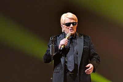 Über zwei Stunden lang sang Heino in Freiberg Lieder aus dem Beginn seiner Karriere bis heute.