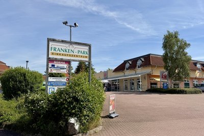 Das Einkaufszentrum „Frankenpark“ nahe der Bundeswehr-Kaserne in Frankenberg steht zum Verkauf.
