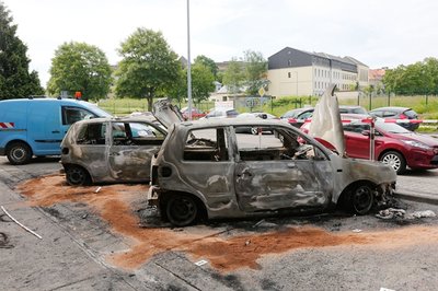 Zwei Autos brannten Donnerstagnacht in Chemnitz aus, ein Fahrzeug wurde beschädigt.