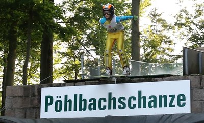 2016: Auch Veronika Jencova aus Tschechien wagte sich über den Bakken der Pöhlbachschanze und nahm am Ladies-Alpen-Cup teil. Die Station Pöhla zog von Beginn an stets hunderte Besucher an.